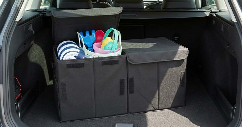 Bagasjen i en bil som er pakket til bilferie