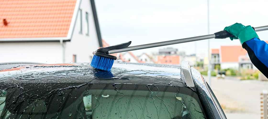 A Biltema car wash brush washes and cleans the roof of a car. Used as inspiration for the guide to car cleaning.