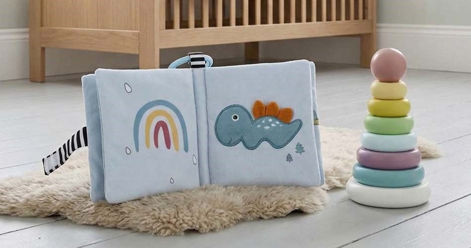 Pekebok og stabletårn på barnerom